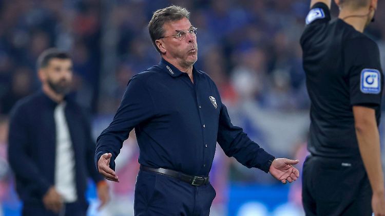 Dieter Hecking ist gar nicht so einverstanden mit der Nachspielzeit.
