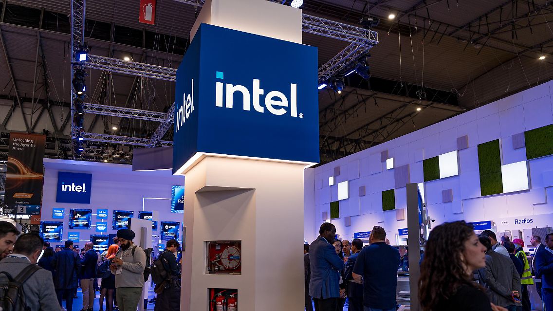 Intel steckt tief in der Krise. Nach einer Serie von Fehlentscheidungen und verpassten Chancen schreibt der einst weltgrößte Chip-Hersteller tiefrote Zahlen.