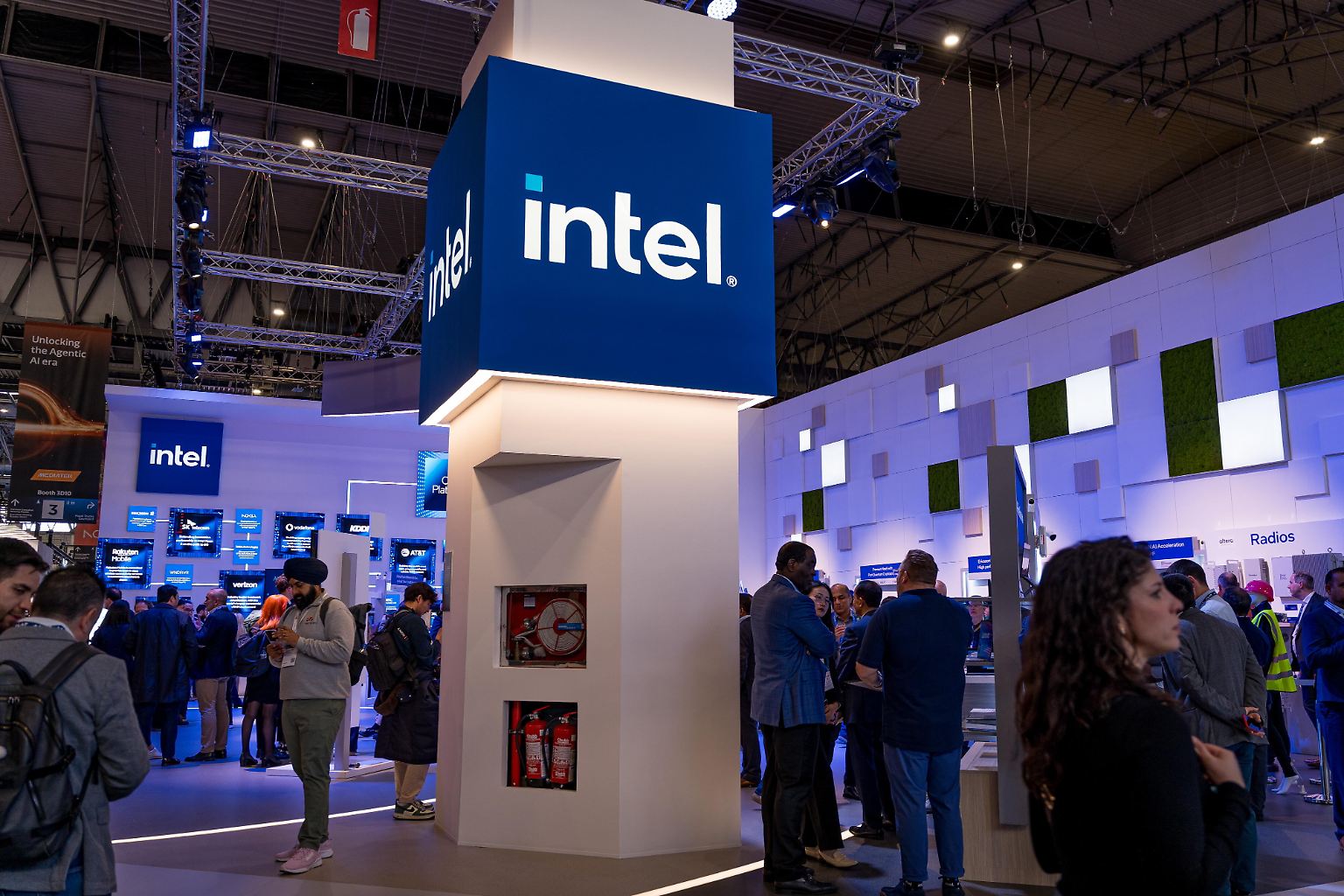 Intel steckt tief in der Krise. Nach einer Serie von Fehlentscheidungen und verpassten Chancen schreibt der einst weltgrößte Chip-Hersteller tiefrote Zahlen.