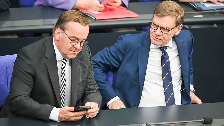 Außenminister Wadephul sagt zum bisherigen Entwurf von Verteidigungsminister Pistorius (l.) nein.
