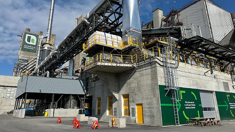 Aus diesem Zementwerk eines deutschen Konzerns stammt das erste eingespeicherte CO2.