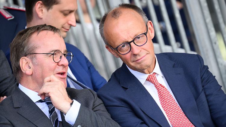 Kanzler Merz im Gespräch mit Verteidigungsminister Pistorius (l.).