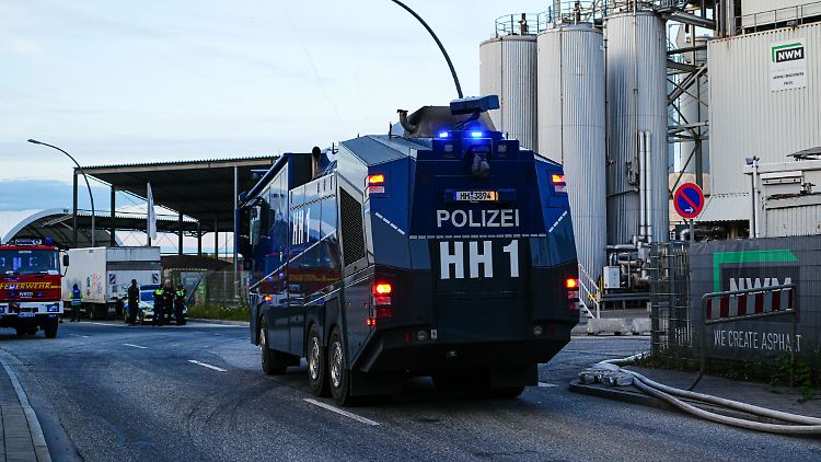 Auch Wasserwerfer der Polizei sind in Hamburg im Einsatz.