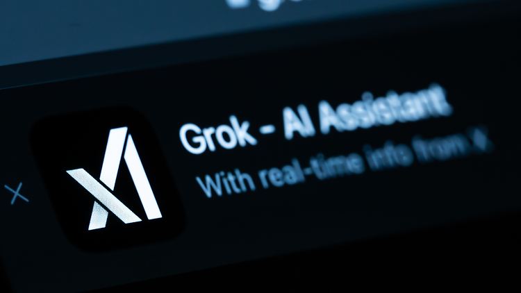 Elon Musk meint: Sein KI-Assistent Grok wird benachteiligt.