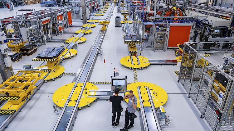 Eine Serienproduktion vollelektronischer Antriebsbatterien von Mercedes-Benz in Sachsen. 