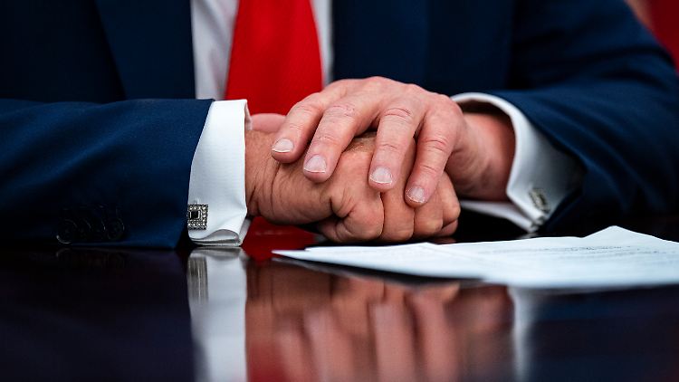 Der US-Präsident verdeckt häufig seine rechte Hand mit der linken.