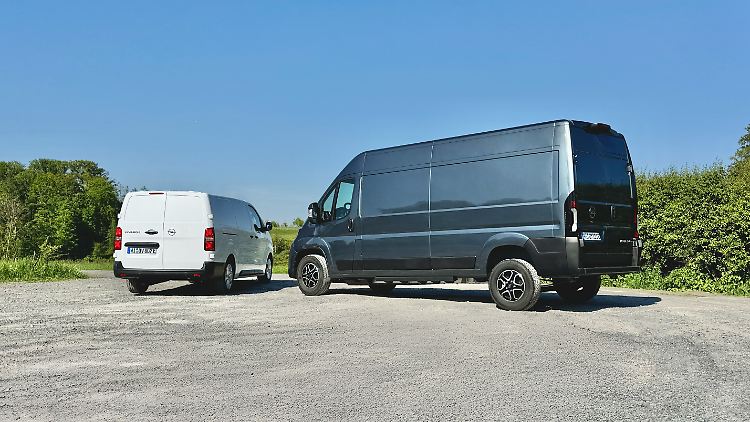 Aus der Seitenperspektive wirkt der Movano ausladend, was er ja auch ist. Dagegen schon fast winzig: der geschlossene Vivaro.