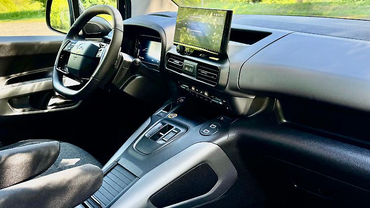 Im Opel Combo sitzt es sich muckelig auf bequemen Sitzen mit Armlehnen. Viel Ablagefläche gibt es überdies.