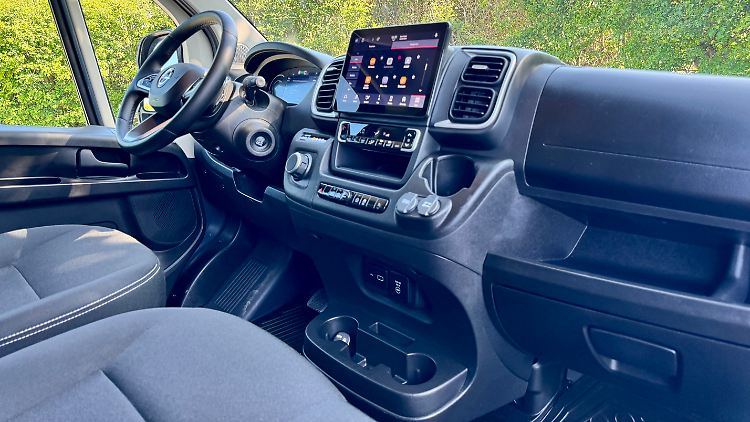 Der Opel Movano ist eher Arbeitsgerät als Komfortoase. Aber mit reichlich Infotainment.