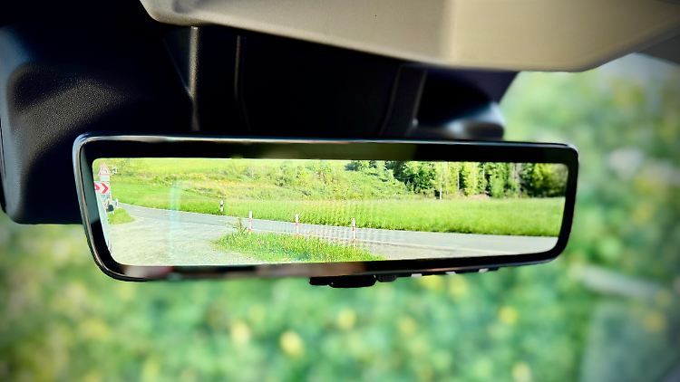 Statt Innenspiegel gibt es im Movano Displayfläche in Form eines Spiegels. Das Bild dazu liefert die entsprechende Kamera im Heckbereich. Eine gute Alternative beim geschlossenen Transporter.