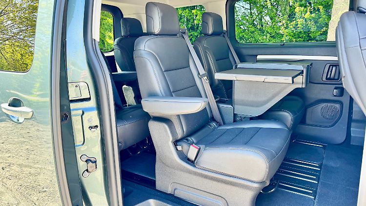 Durchaus luxuriös geht es im Zafira-Fond zu mit Tischchen für Arbeit oder Vesper. Allerdings könnte die Konstruktion solider sein.