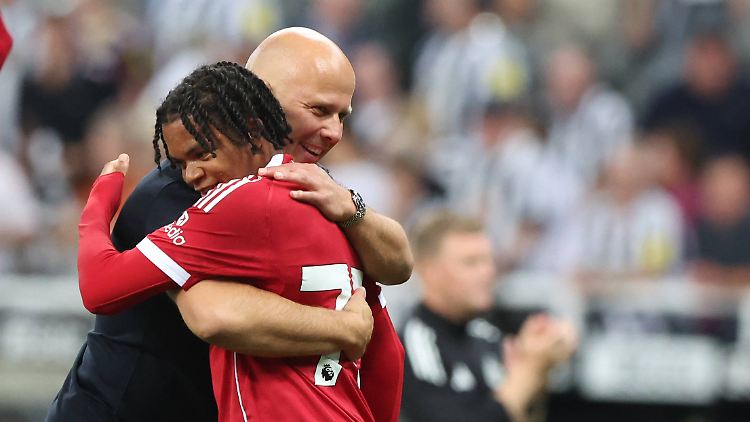 Arne Slot herzt seinen Rio. 