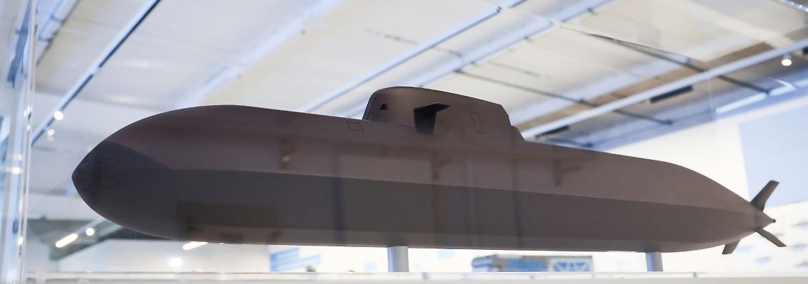 Ein U-Boot-Modell der 212CD-Baureihe ist im Besucherzentrum auf dem Werftgelände von Thyssenkrupp Marine Systems in Kiel zu sehen.