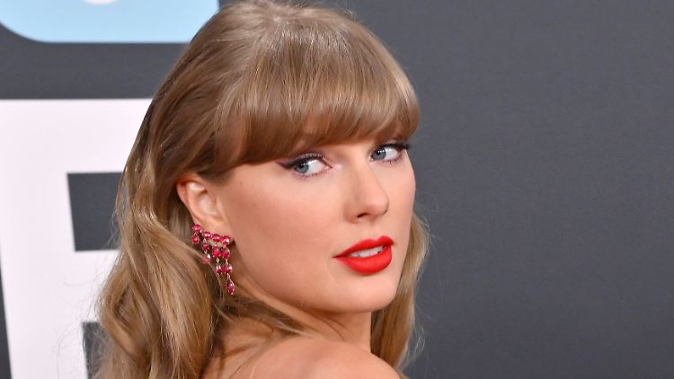 Vorsichtiger Schulterblick: Was ihre neue Musik angeht, ist Taylor Swift auf der Hut.