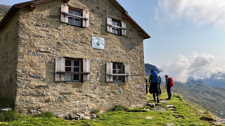 Die Alte Prager Hütte unterhalb des Großvenedigers in Österreich liegt auf knapp 2500 Metern Höhe. 
