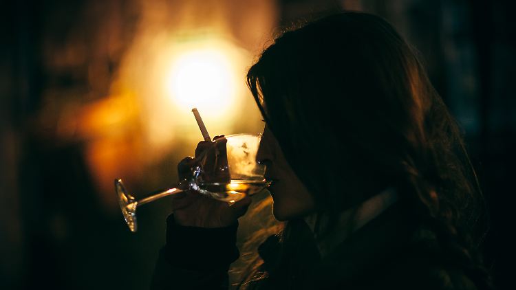 Drogen auf Club-Toiletten, dazu eine Zigarette nach der nächsten: In der Dunkelheit der Nacht ist Nila daheim.