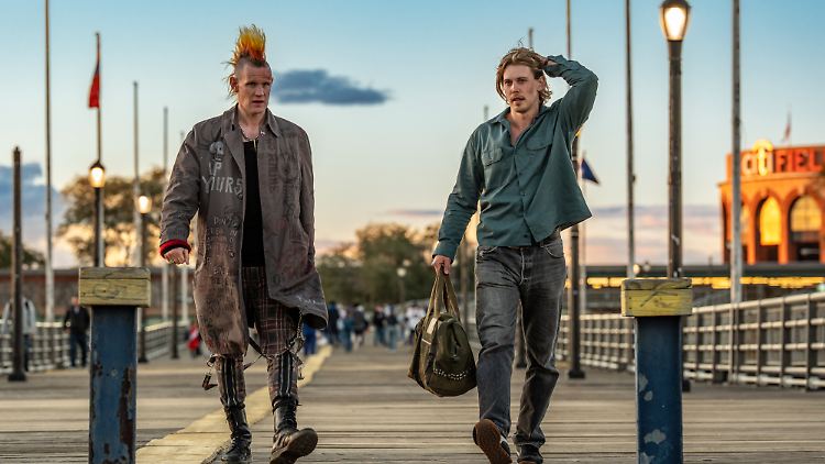 Russ (Matt Smith, l.) und Hank (Austin Butler) stecken in Schwierigkeiten.