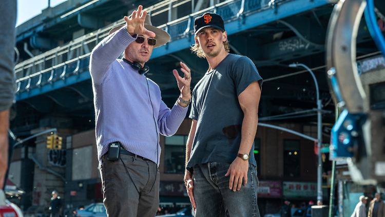 Regisseur Darren Aronofsky (l.) am Set mit seinem Hauptdarsteller Austin Butler.