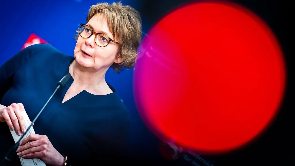 Daniela-Behrens-SPD-Innenministerin-von-Niedersachsen-spricht-auf-einer-Pressekonferenz