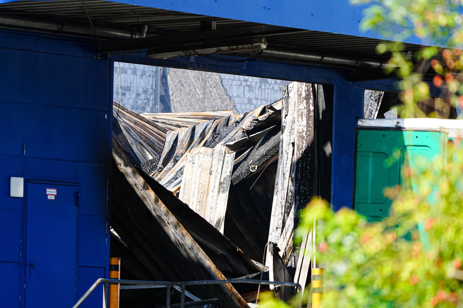 Der strenge Geruch des verheerenden Großbrandes im Hamburger Hafen liegt auch am nächsten Tag noch in der Luft.