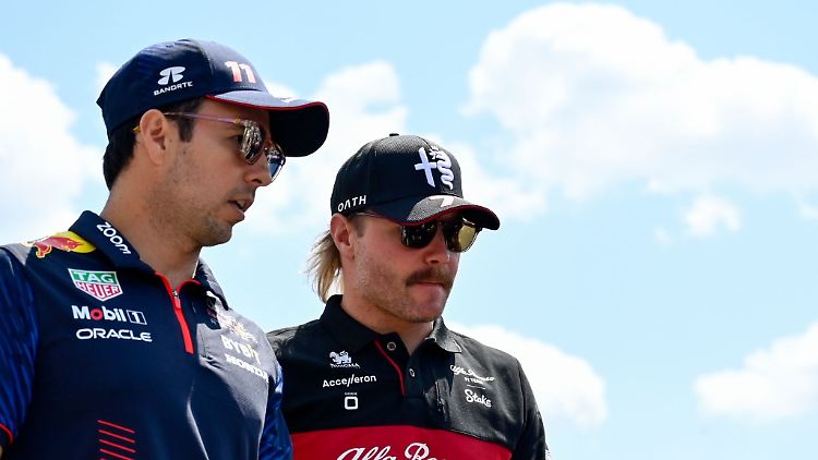 Fahren nächstes Jahr zusammen für Cadillac: Sergio Perez (l) und Valtteri Bottas (Archivbild).