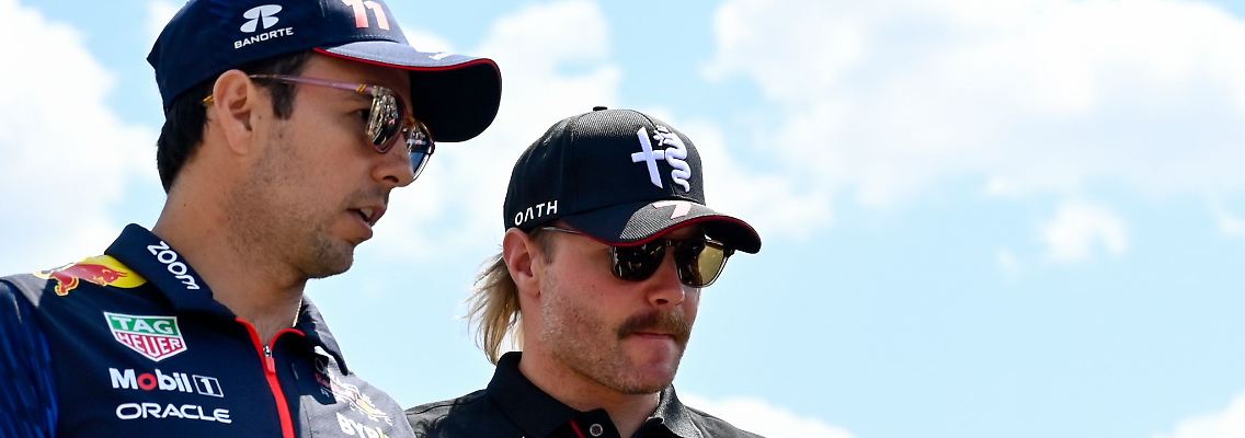 Fahren nächstes Jahr zusammen für Cadillac: Sergio Perez (l) und Valtteri Bottas (Archivbild)