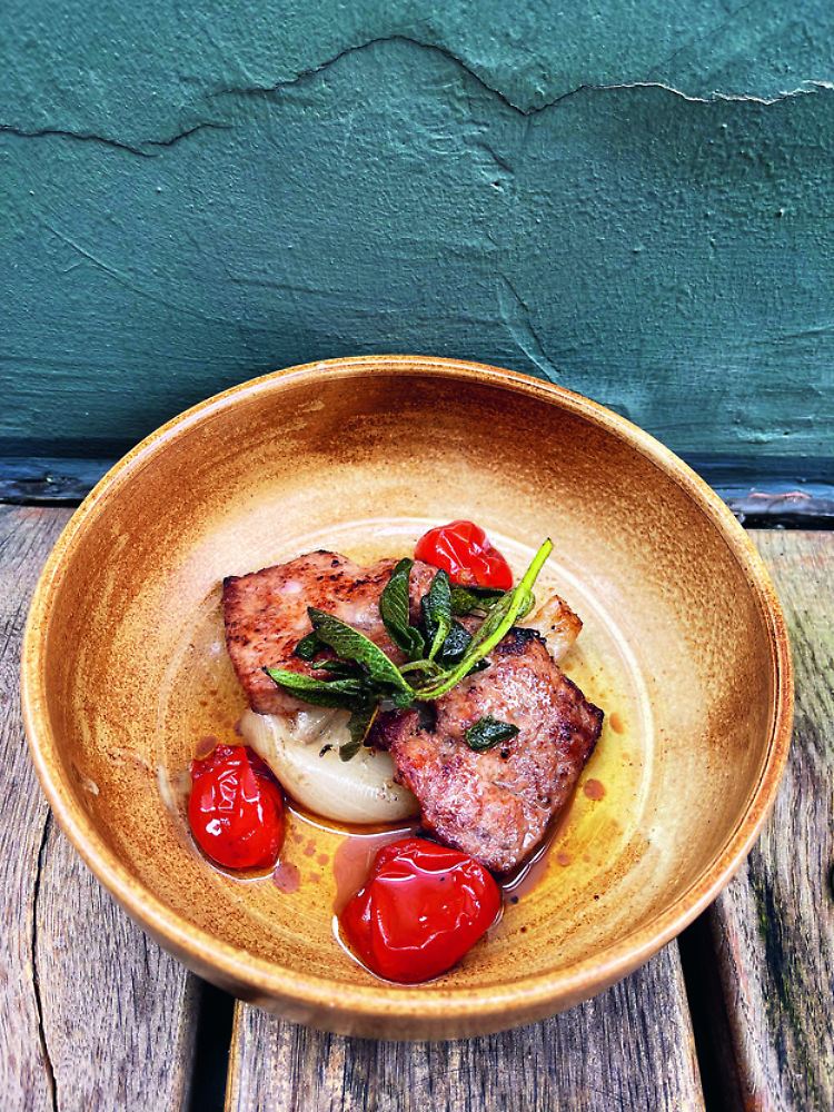 Nach venezianischer Art: Kalbsleber mit Salbei, geschmorten Zwiebeln und Tomaten.