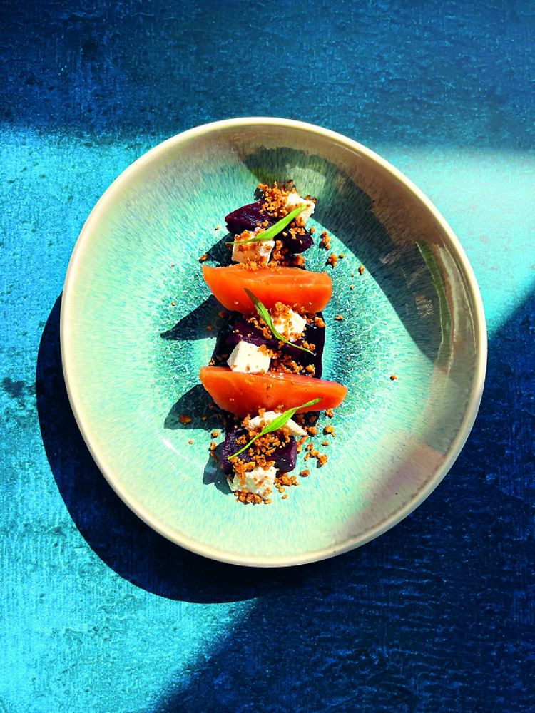 Türkischer Mezze-Klassiker: Bunte Beten mit Ziegenkäse, Cassis und Walnuss-Crumble.