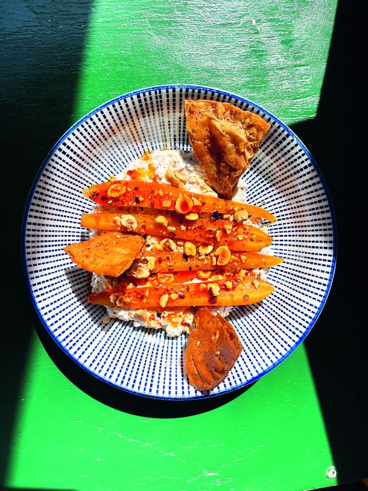 Sommerliche Leichtigkeit: Griechischer Feta-Dip mit Möhren, Nüssen und Chiliöl.