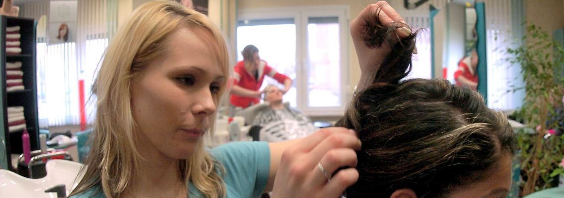 Die Nachfrage nach Ausbildungsstellen als Friseurin ist höher als die angebotenen Plätze.