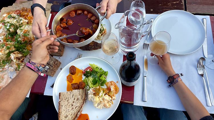 Alles kommt in die Mitte: Das beste Essen ist das, das wir gemeinsam genießen.