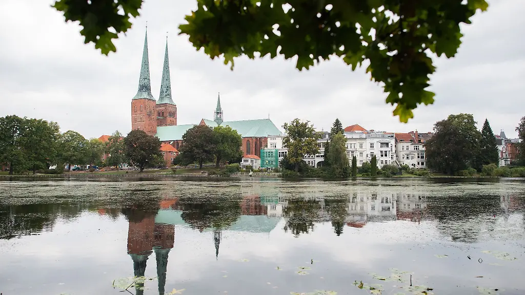 Der-Dom-zu-Luebeck-spiegelt-sich-im-Muehlenteich-der-Hansestadt