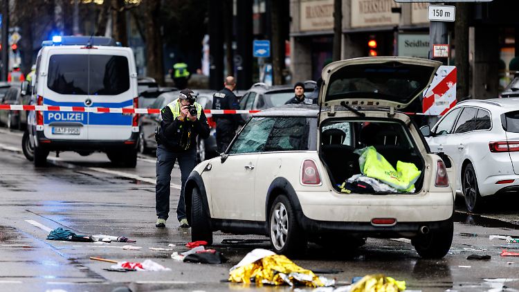 Mit diesem Auto ist der Mann in die Demonstranten gefahren.