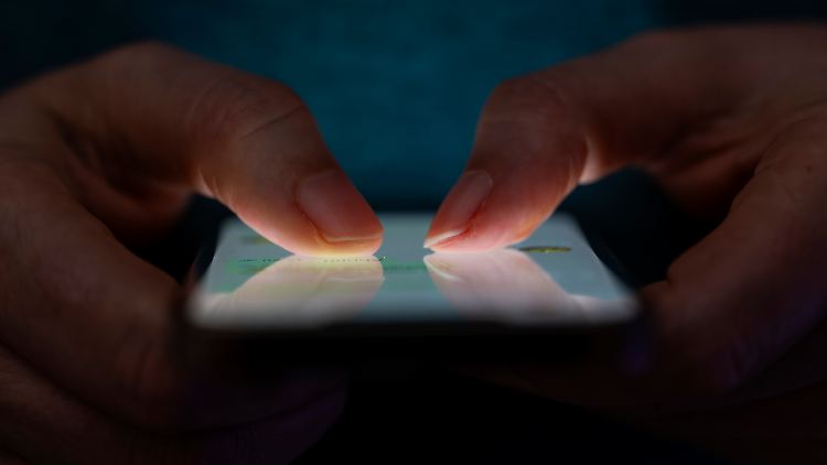 Etwa 150-mal pro Tag berühren wir unser Handy, dabei werden auch zahlreiche Bakterien übertragen - doch nicht alle sind gefährlich.