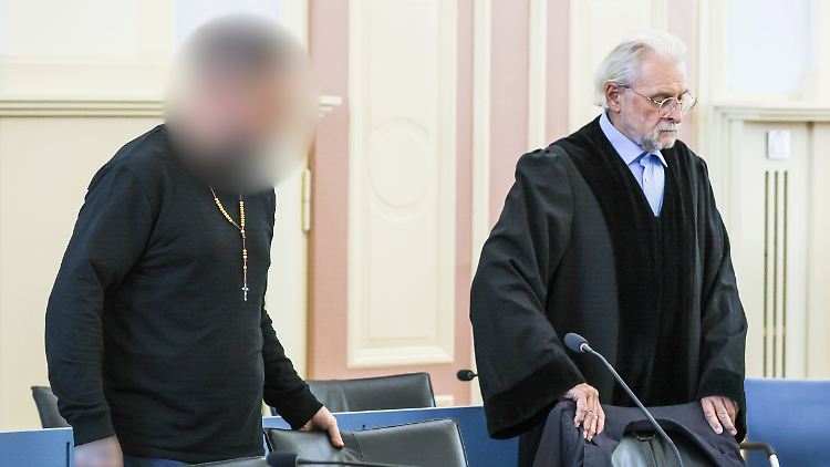 Der Angeklagte mit seinem Anwalt im Gerichtssaal in Hechingen.