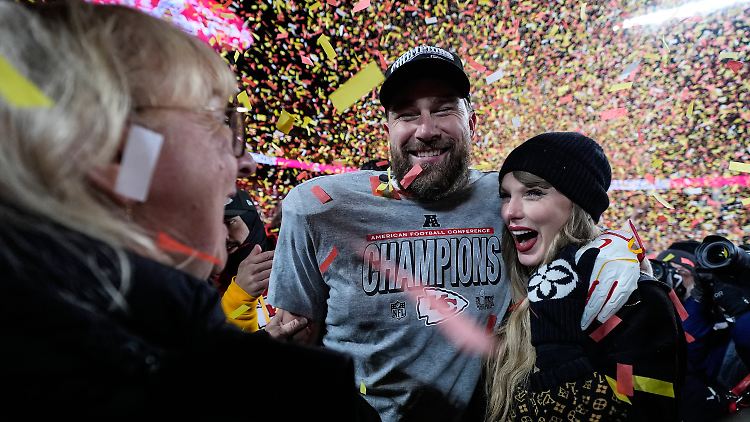 Travis Kelce ist mit seinem Team, den Kansas City Chiefs, nicht nur in der NFL erfolgreich. Auch privat scheint es mit Taylor Swift an seiner Seite bestens zu laufen.