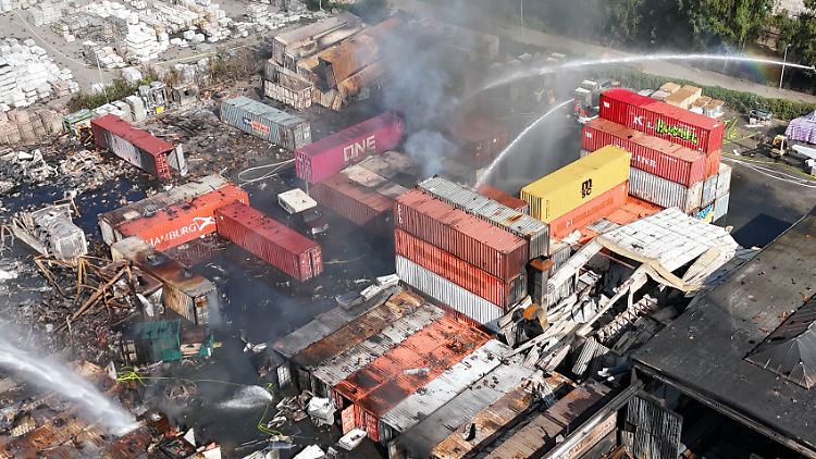 In der großen Halle sei der Brand mittlerweile gelöscht, teilte ein Feuerwehrsprecher mit. Die Löscharbeiten werden dennoch noch lange dauern.