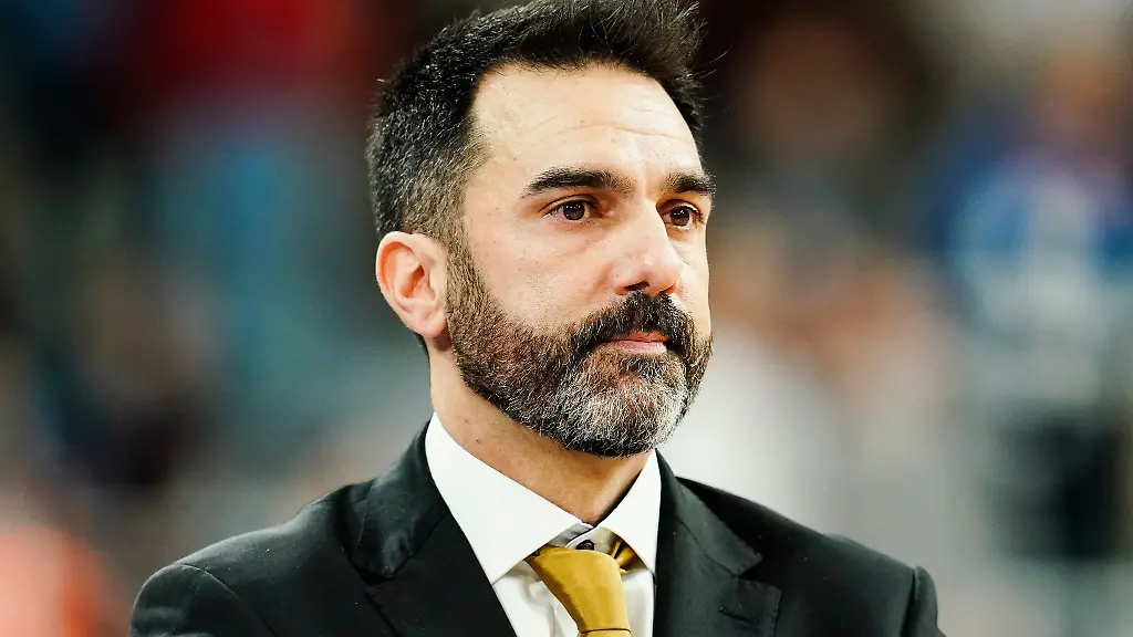 Braunschweigs-Trainer-Jesus-Ramirez-freut-sich-ueber-einen-wichtigen-Sieg-gegen-Frankfurt