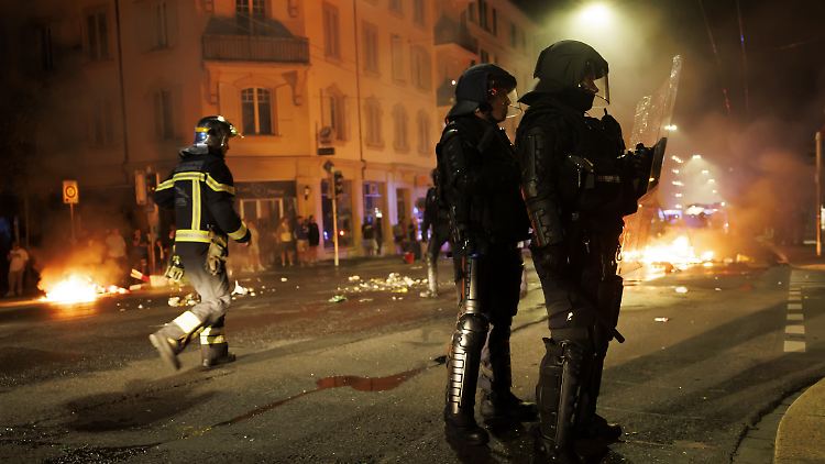 Polizisten in Lausanne beim Einsatz gegen gewalttätige Jugendliche. 