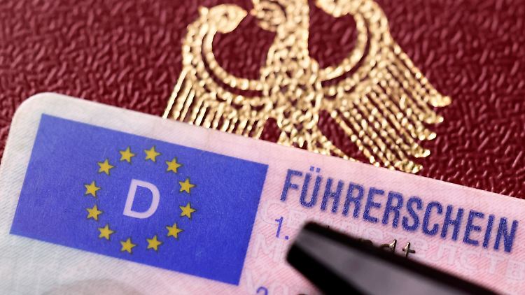 Für einen Führerschein müssen Fahrschüler derzeit mindestens 2000 Euro berappen, oft sogar noch mehr.