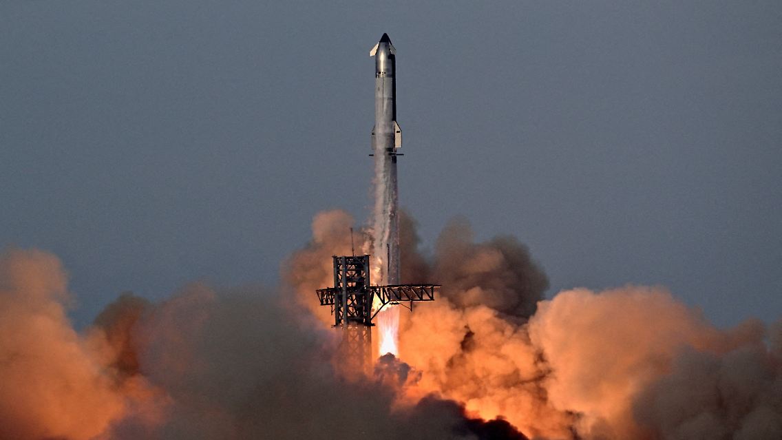 epi_1000512237_REUTERSFOTO_2025-08-27T005650Z 396322434 RC2CFGAFWWV7 RTRMADP 3 SPACEX-STARSHIP.JPG_A SpaceX Super Heavy.jpg