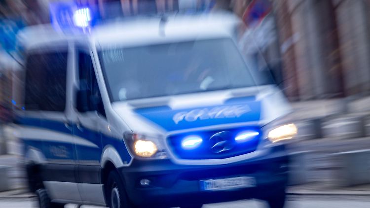 Einem Einsatzfahrzeug mit Blaulicht und Sirene muss Vorfahrt gewährt werden. 