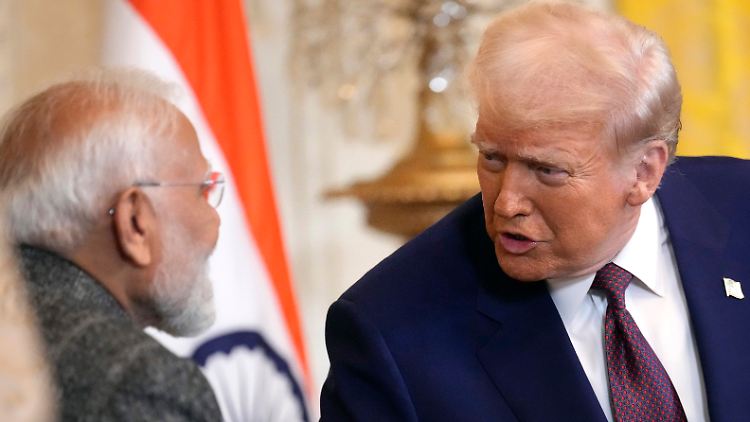 Dass Indiens Premierminister Narendra Modi (l.) mit Energieimporten aus Russland die Kriegskasse des Kreml füllt, ist Donald Trump ein Dorn im Auge.