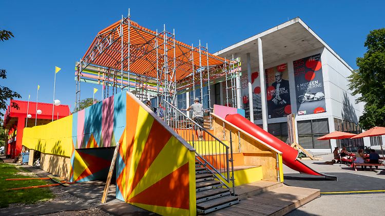 Ein Museum kann wie ein zweites Wohnzimmer sein, zeigt die Pinakothek der Moderne in München.