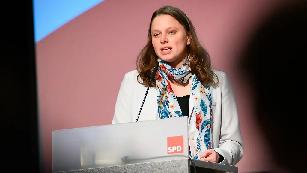 Hamburgs-Wirtschaftssenatorin-Melanie-Leonhard-haelt-eine-Rede