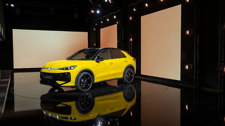 Der neue Volkswagen T-Roc präsentiert sich eher moderat weiterentwickelt. Das beleuchtete Frontlogo mausert sich zum neuen Markengesicht.