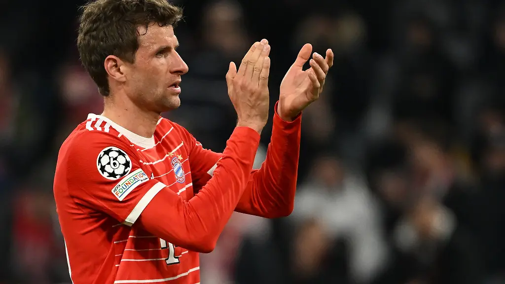 Thomas-Mueller-applaudiert-nach-der-Partie