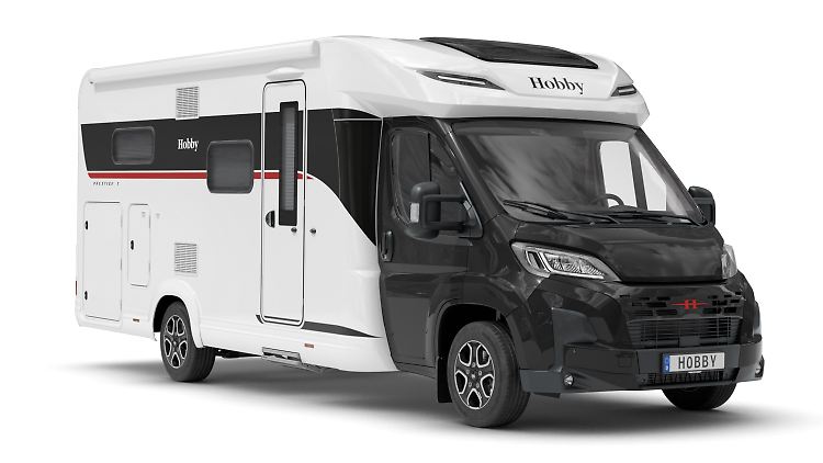Schwarz lackiertes Fahrerhaus und markante Seitenbeklebung: Das Reisemobil Hobby Prestige T fällt auf.
