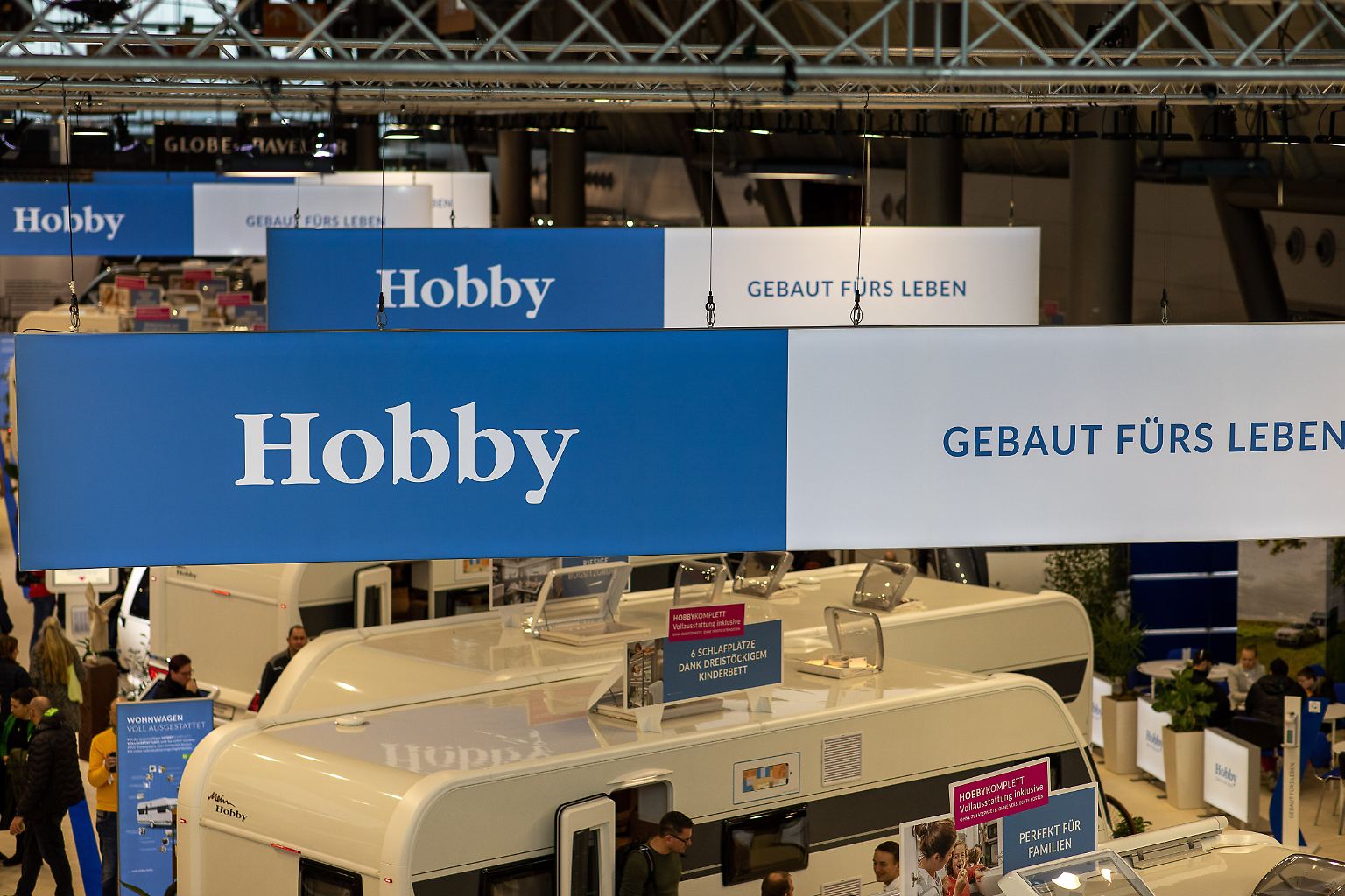 Auch der Reisemobil- und Wohnwagenhersteller Hobby bedient den allgemeinen Caravaning-Trend zurück zu mehr klassischen Wohnmobilen. Auf dem Düsseldorfer Caravan-Salon (29. August bis 7. September) debütiert der Teilintegrierte Prestige T. Hier erste Bilder.