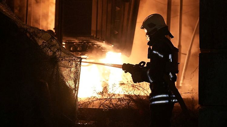 Ein Feuerwehrmann bekämpft in der Region Sumy Brände infolge russischer Drohnenangriffe.